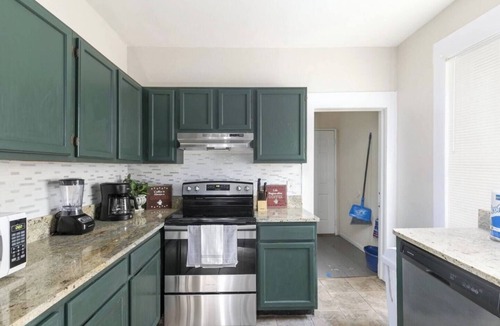 Glen Iris House | Sleeps 12 Budget-Friendly Downtown Birmingham Crew House