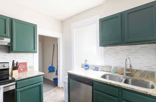 Glen Iris House | Sleeps 12 Budget-Friendly Downtown Birmingham Crew House
