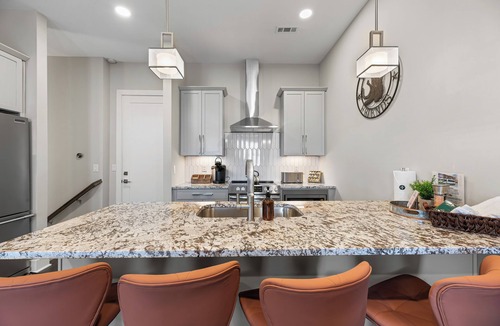 Nashville House | Sleeps 15 - Indoor Hot Tub - Rooftop - Gym - Game Room - Near Broadway