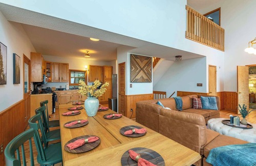 Fairview House | Sleeps 20! Hot Tub~Outdoor Theater~Putt Putt~Games