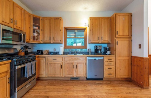 Fairview House | Sleeps 20! Hot Tub~Outdoor Theater~Putt Putt~Games