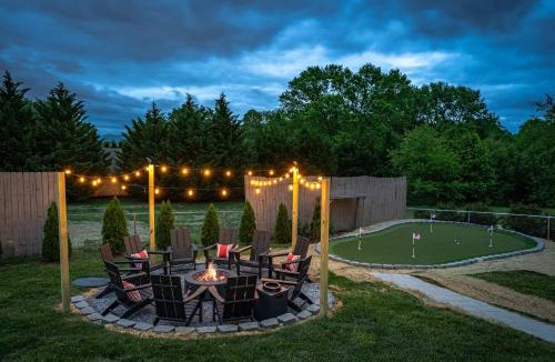 Arden House | Sleeps 20 Sport Court Pool Hot Tub Playground