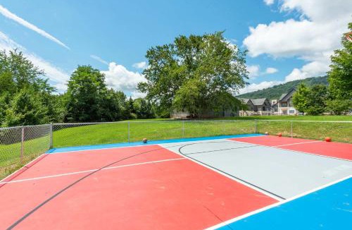 Arden House | Sleeps 20 Sport Court Pool Hot Tub Playground