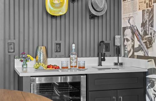 Buena Vista House | Sleeps 24! Broadway Views, Rooftops & Karaoke