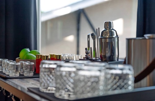 Buena Vista House | Sleeps 24! Broadway Views, Rooftops & Karaoke