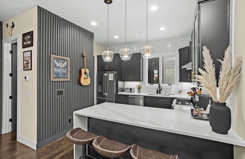 Buena Vista House | Sleeps 24 | Rooftop Decks Downtown Views