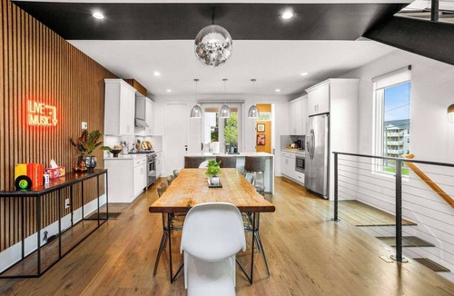 Eighth Avenue House | Sleeps 24 | Sauna, Peloton, Balcony + Fire pit