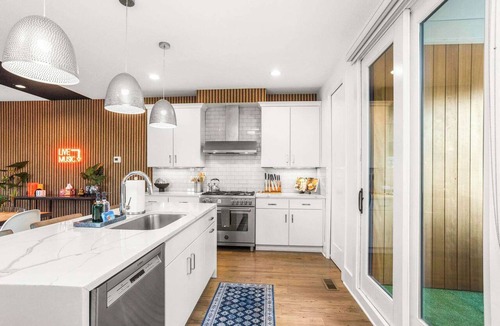 Eighth Avenue House | Sleeps 24 | Sauna, Peloton, Balcony + Fire pit