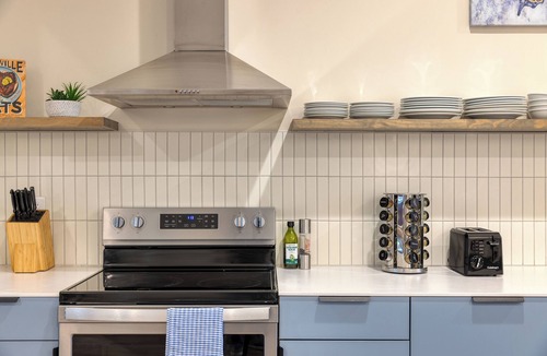 Buena Vista House | Sleeps 44 | 4 Taylor-Inspired Lofts w/Skyline Views & Photo-Worthy Moments