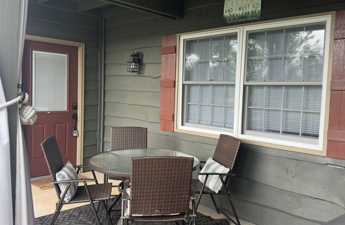 Waynesville House | Sleeps 6 with Mountain View & Hot Tub in charming Waynesville