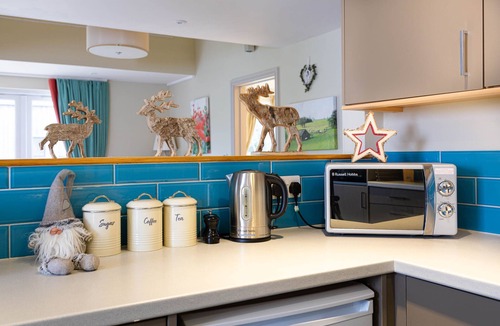 Bourton House | Sleeps 8, 4 Bedrooms, Dogs Welcome, No Smoking, Wood burner, Wi-Fi*, Garden, Games Room