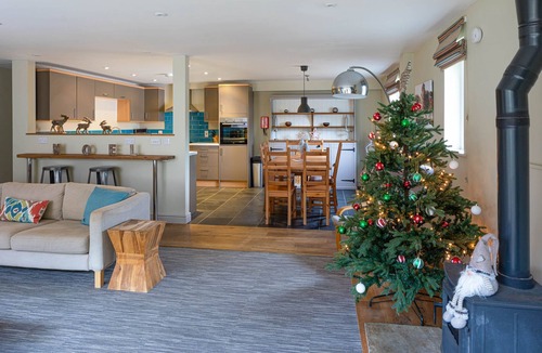 Bourton House | Sleeps 8, 4 Bedrooms, Dogs Welcome, No Smoking, Wood burner, Wi-Fi*, Garden, Games Room