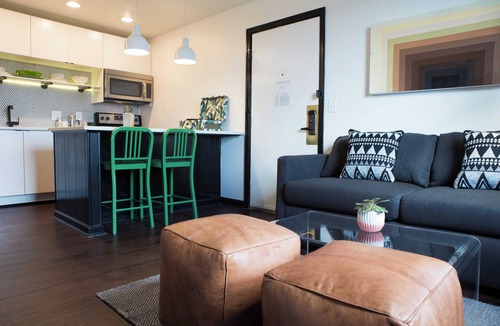 Rutledge Hill Cottage | Sleeps 8 4 Sobro Guest House Near Live Music, Dining & More by Avantstay