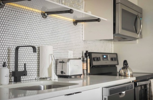 Sobro Cottage | Sleeps 8 4 Stylish Sobro Suites Near Music & Dining by Avantstay