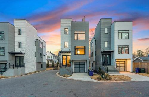 Downtown House | Sleeps 8 - Rooftop Deck - Prime Location