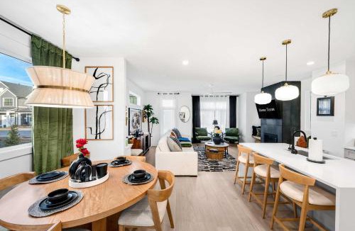 Downtown House | Sleeps 8 - Rooftop Deck - Prime Location