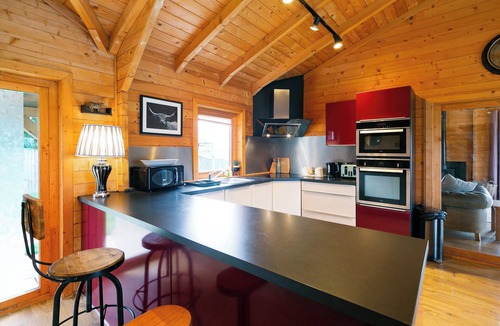 Fangfoss Cabin | Sleeps6- Hot Tub- Pet Friendly- Log Burner