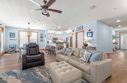 Manteo Condo | Slip 111: Harbor Front | Ensuite Bedroom