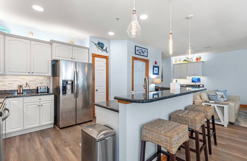 Manteo Condo | Slip 111: Harbor Front | Ensuite Bedroom