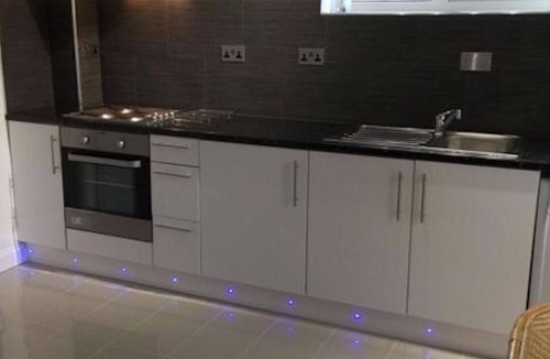 Pinkwell Apartment | Small Modern Comfortable 2 Bedroom Apartment - cmyr