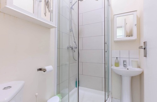 Stroud Green Apartment | Smart 1BD Flat, 6 Mins from Finsbury Park