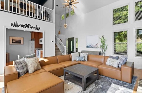Maggie Valley House | Smokey Mtn Retreat: YEAR-ROUND VIEWS! GAME ROOM! HOT TUB! GOLF & SKI NEARBY!