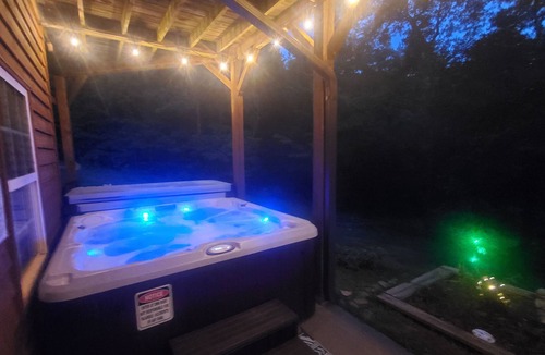 Murphy Cabin | Smoky Mountain Cabin - HOT TUB - 2 Fireplaces - Fire Pit - Screened Deck