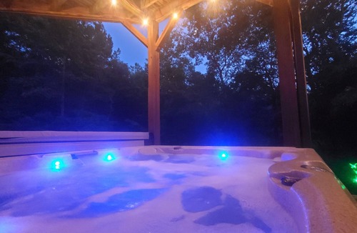 Murphy Cabin | Smoky Mountain Cabin - HOT TUB - 2 Fireplaces - Fire Pit - Screened Deck