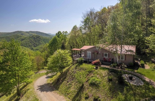 Sylva Cabin | Smoky Ridge Retreat – Cozy 2BR/2BA Cabin with Mountain Views & Creek Sounds
