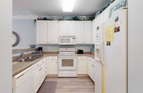 Calabash Condo | Snowbird-friendly condo with 2 outdoor pools, patio, & streaming- golfing nearby