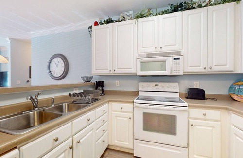 Calabash Condo | Snowbird-friendly condo with 2 outdoor pools, patio, & streaming- golfing nearby