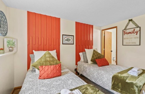 Sugar Mountain House | Snowlake Condo - Mountain Lake VIEWS 4BR Sleeps 8