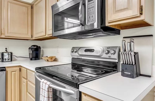 Kernersville House | Soaking Tub Fenced Yard Pet-Friendly HD TVs