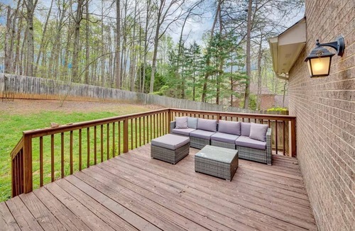 Kernersville House | Soaking Tub Fenced Yard Pet-Friendly HD TVs