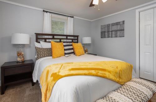 Mebane Apartment | Soaking tub w Washer and Dryer, WiFi