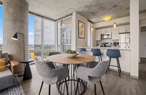 Sobro Apartment | SoBro Getaway w/Enjoy Stunning Skyline Views | Walk to Broadway& Music Hall|