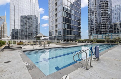 Sobro Apartment | SoBro Getaway w/Enjoy Stunning Skyline Views | Walk to Broadway& Music Hall|