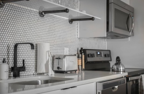 Rutledge Hill Apartment | SoBro Guest House by Black Swan - ADA Flat (4)