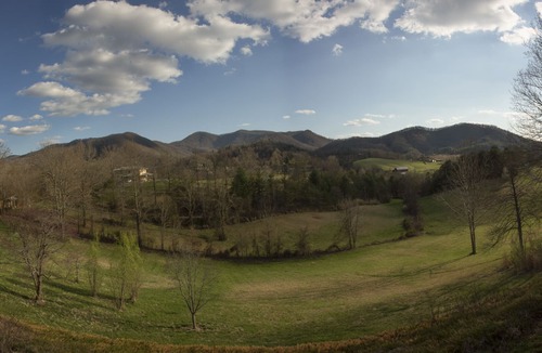 Barnardsville House | Social Distance here with family! VIEWS, PRIVACY, DOG FRIENDLY, EASY ACCESS!