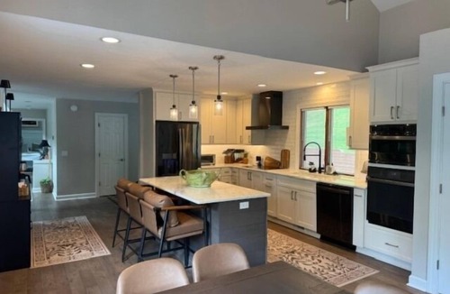 Westlake Corner House | Sommerset: Wifi, kayaks,firepit, gentle fenced in yard, room for everyone