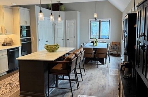 Westlake Corner House | Sommerset: Wifi, kayaks,firepit, gentle fenced in yard, room for everyone