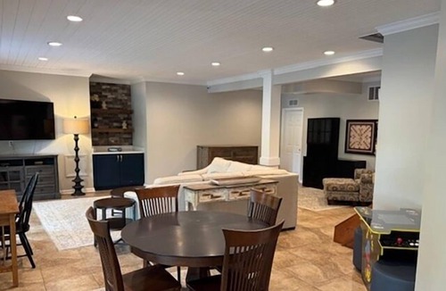 Westlake Corner House | Sommerset: Wifi, kayaks,firepit, gentle fenced in yard, room for everyone