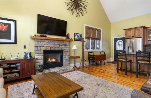 Skyland House | Songbird Sanctuary Under New Management, Hot Tub, Deck & Year-Round Views