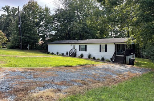 Stokes House | Soothing 3-bedroom house with AC in Winston-Salemnclose to highway nrestaurants