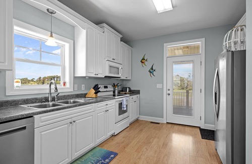 Gloucester House | Sound Front, Pet Friendly House with Boat Lift (Dolphin Lookout)