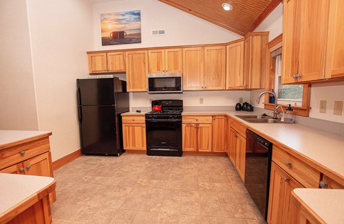 Brigands' Bay House | Soundside, Fire Pit, Screened in Porch, Fenced in Backyard, Charming Beach House