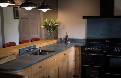Coniston Cottage | SOUTERSTEAD, pet friendly, with hot tub in Torver