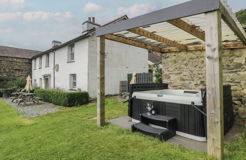 Coniston Cottage | SOUTERSTEAD, pet friendly, with hot tub in Torver