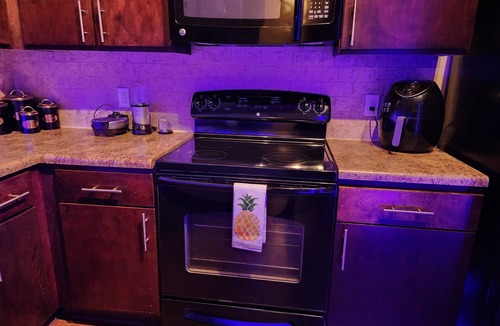 Executive Park Apartment | Spacious 1-Bedroom Apartment home. For Adults Only! This is a spicy play place.