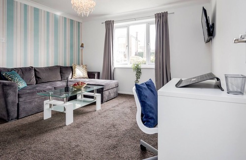 Grays Apartment | Spacious 1 bedroom with garden